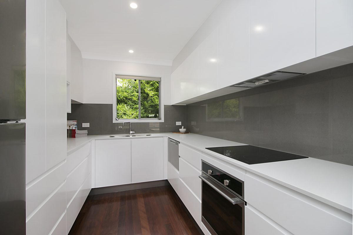 Banks Benchtops Arundel on the Gold Coast, Kitchen stone benchtops installed in Brisbane. 20mm thick engineered stone. Servicing areas such as Labrador, Tweed Heads, Coolangatta, Palm Beach, Burleigh Heads, Robina.
